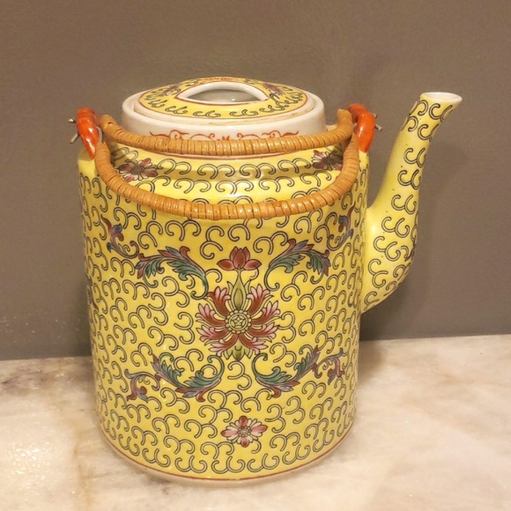 Vintage Mun Shou Yellow Chinese Tea Pot.